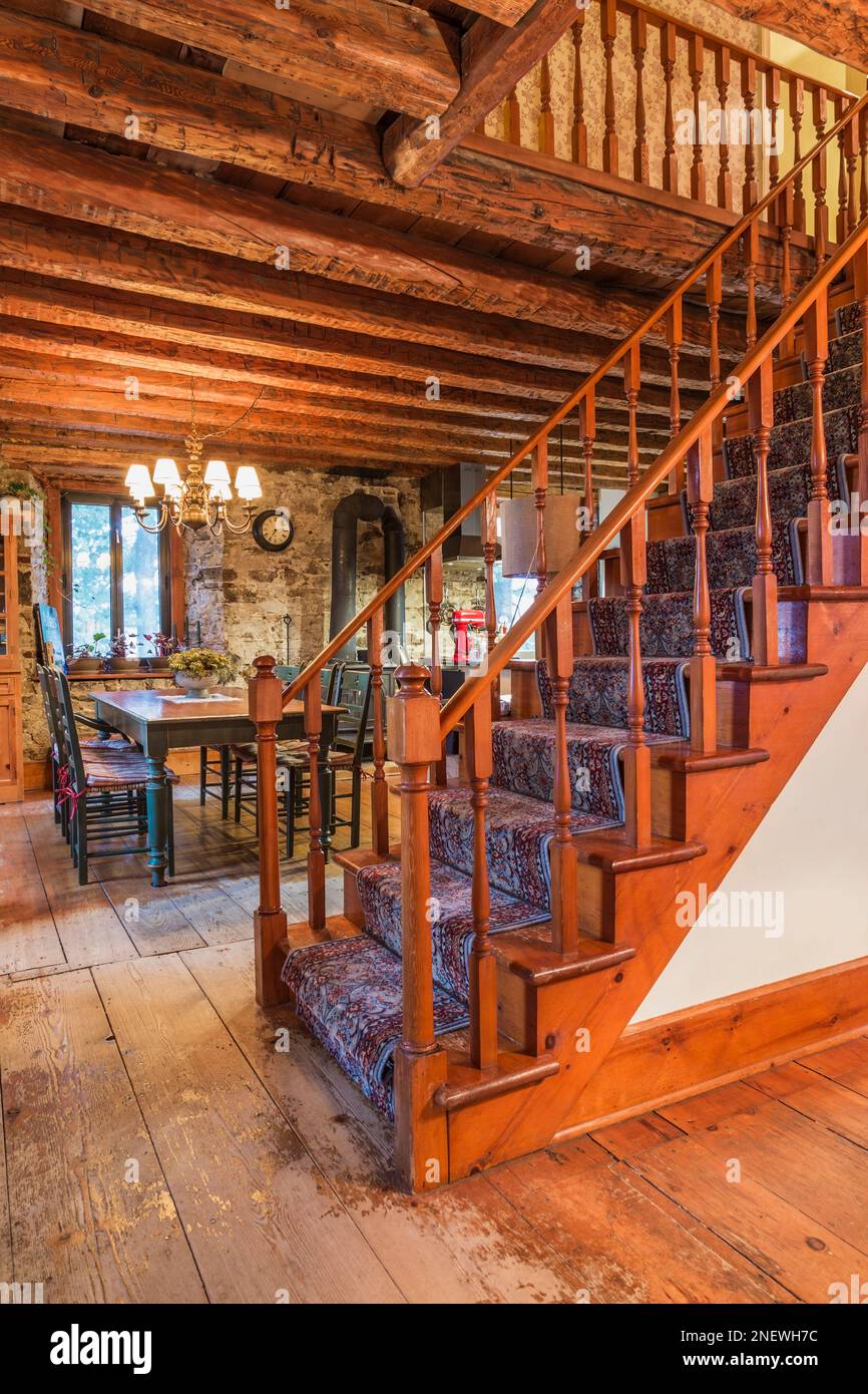 Escaleras de madera de pino manchadas con alfombra y antiguo refectorio