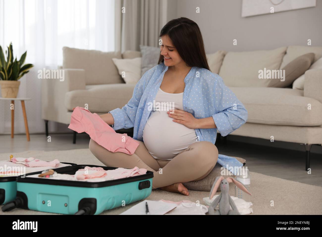 Mujer embarazada packing maleta para el hospital de maternidad en casa  Fotografía de stock - Alamy