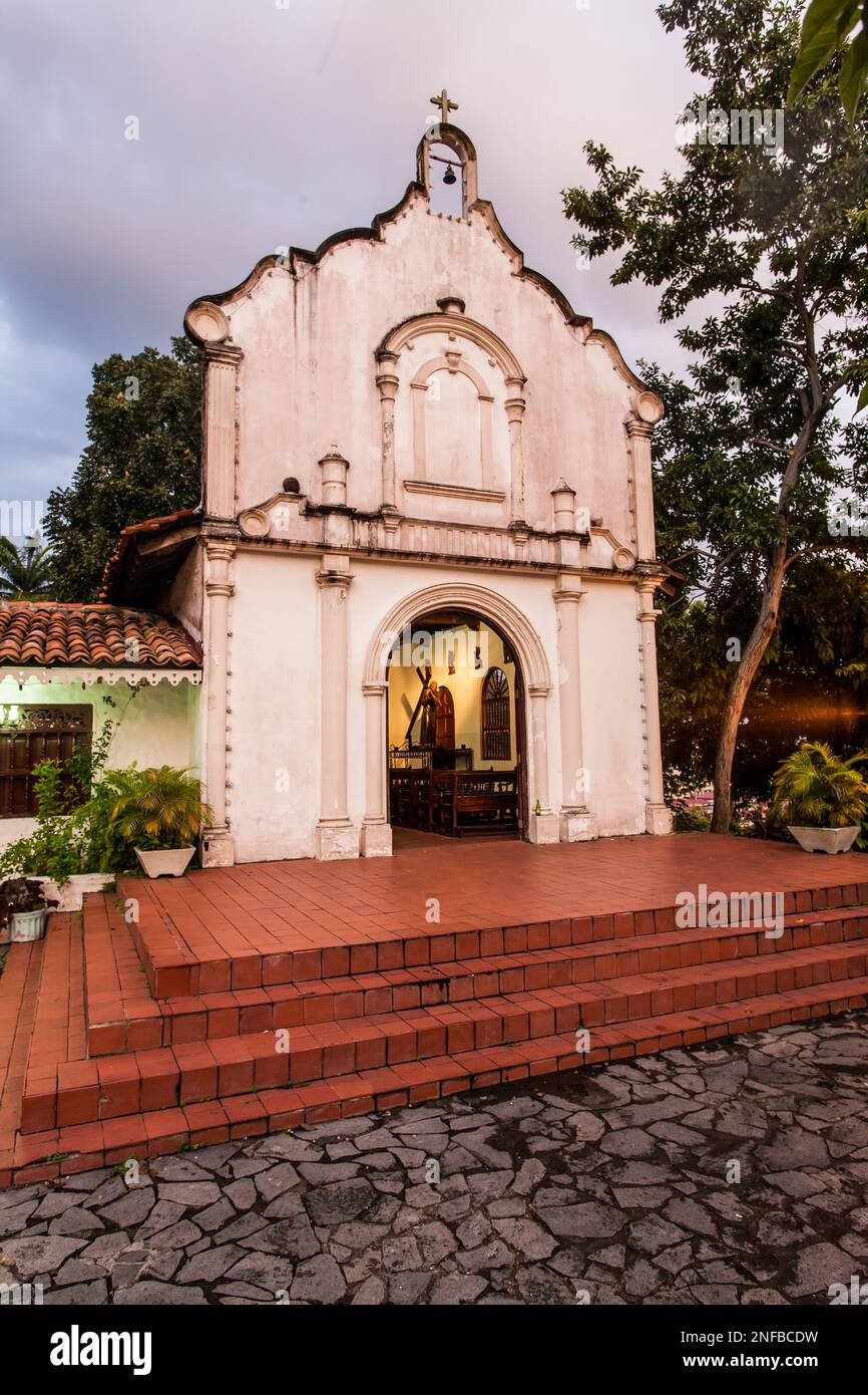 Una reconstrucción de una iglesia católica de la época colonial española en  Mi Pueblito en la ciudad de Panamá. Es típico de las pequeñas iglesias  católicas que Fotografía de stock - Alamy