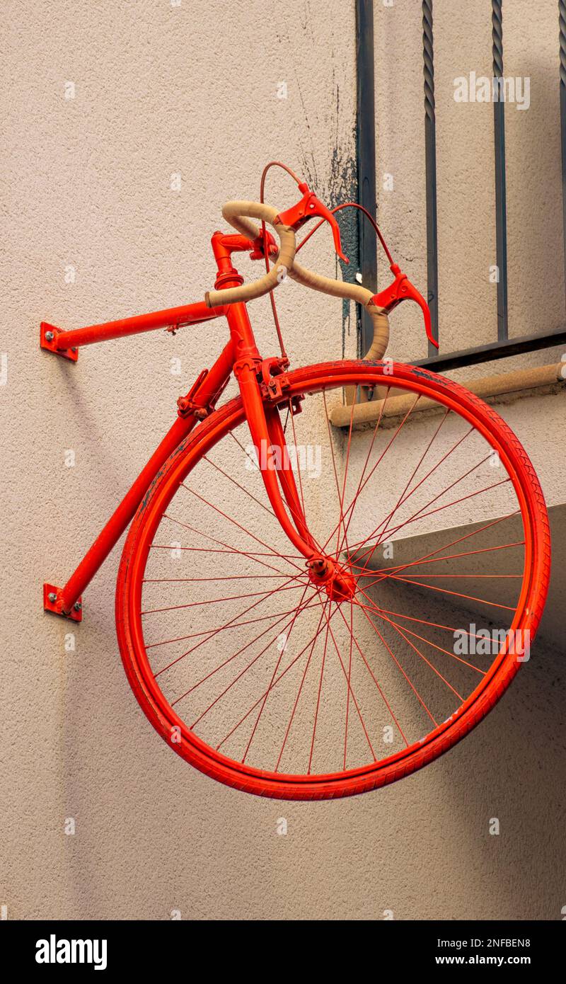 La mitad delantera de una bicicleta roja vintage anclada a la