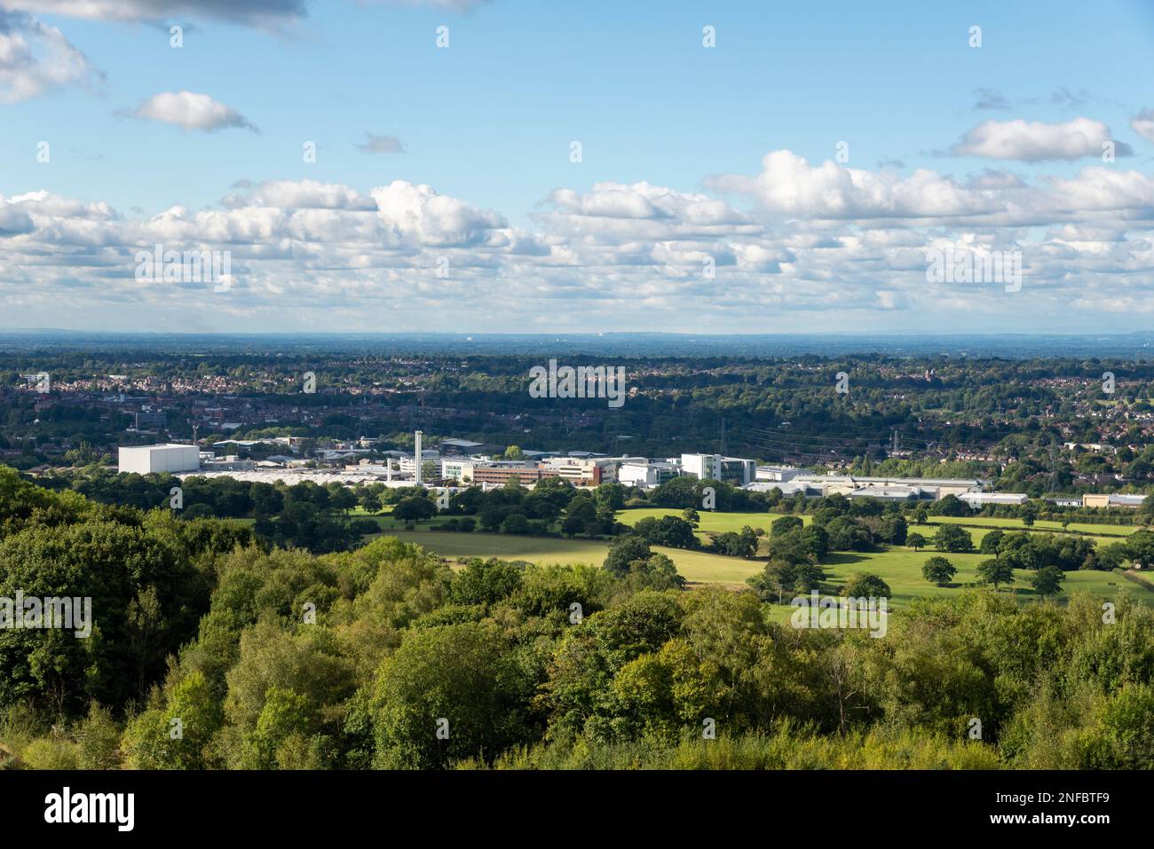 La ciudad de Macclesfield vista desde Kerridge Hill, Cheshire, Inglaterra. Foto de stock