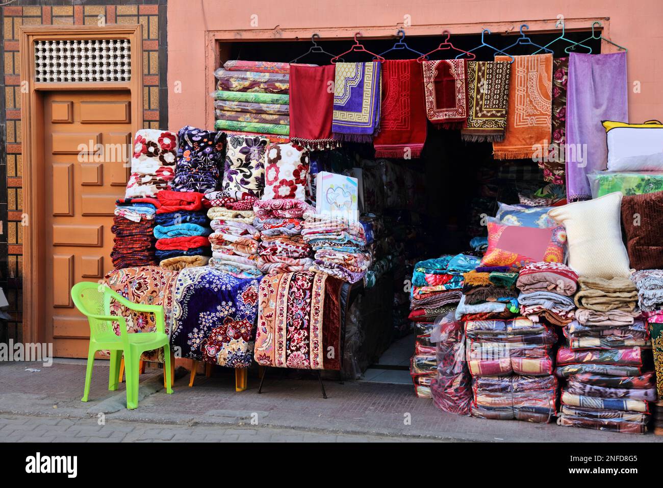 Taroudant, Marruecos. Tienda local con mantas y sábanas Fotografía de stock  - Alamy