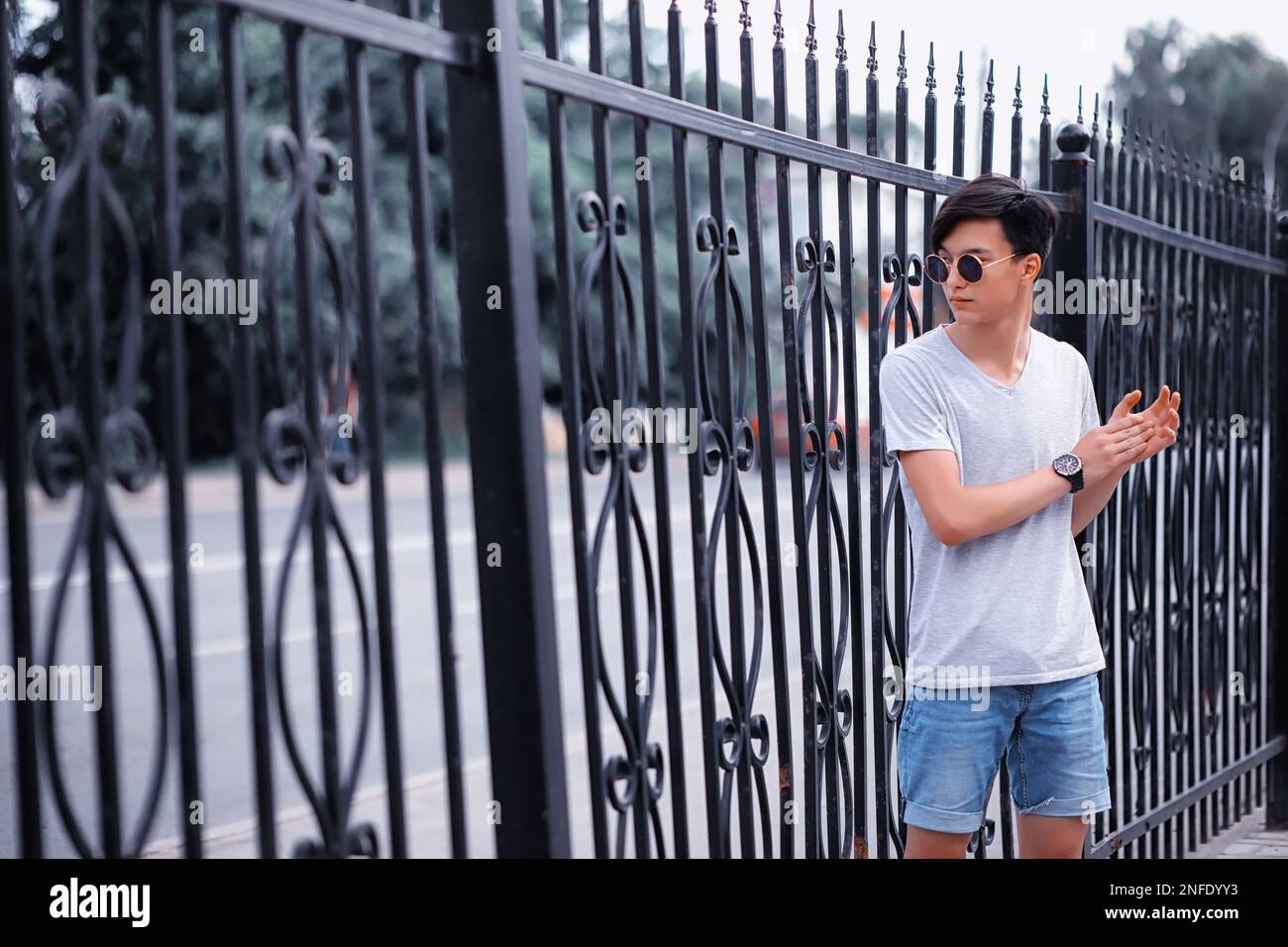 joven asiática hombre gafas de sol aire libre en la Fotografía de stock - Alamy