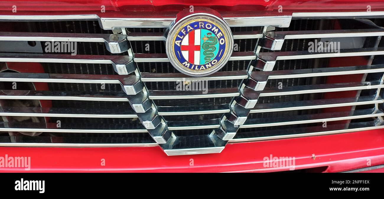 Logotipo del coche de Alfa Romeo Milano, mascota del coche, ornamento de la capucha, ornamento del capó, tapa del radiador, mascota del motor, emblema del coche Foto de stock