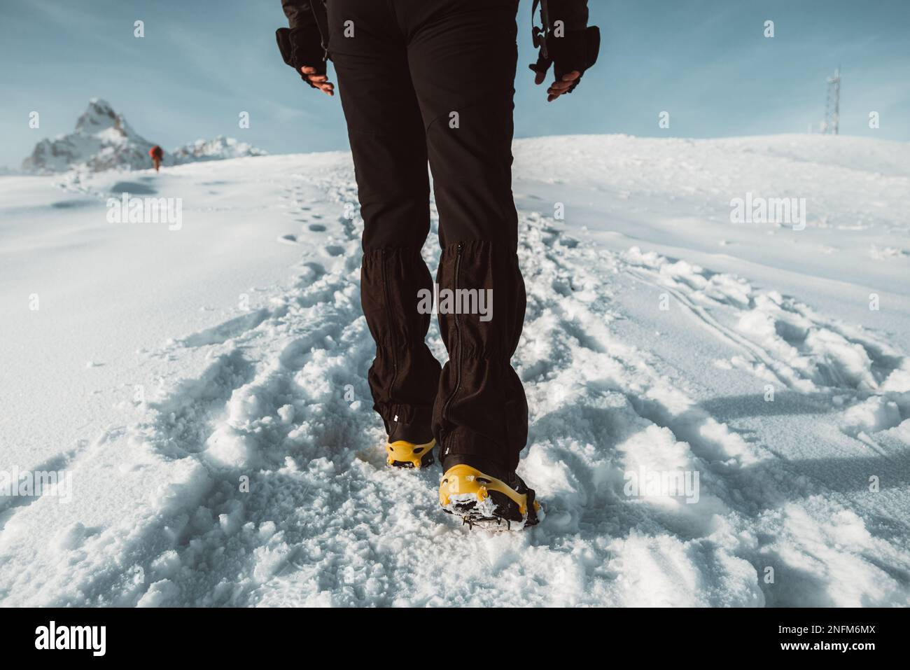 Cerca de un hombre caminando en una montaña cubierta de nieve, en botas con  clavos de zapatos. Trekking de invierno al aire libre Fotografía de stock -  Alamy