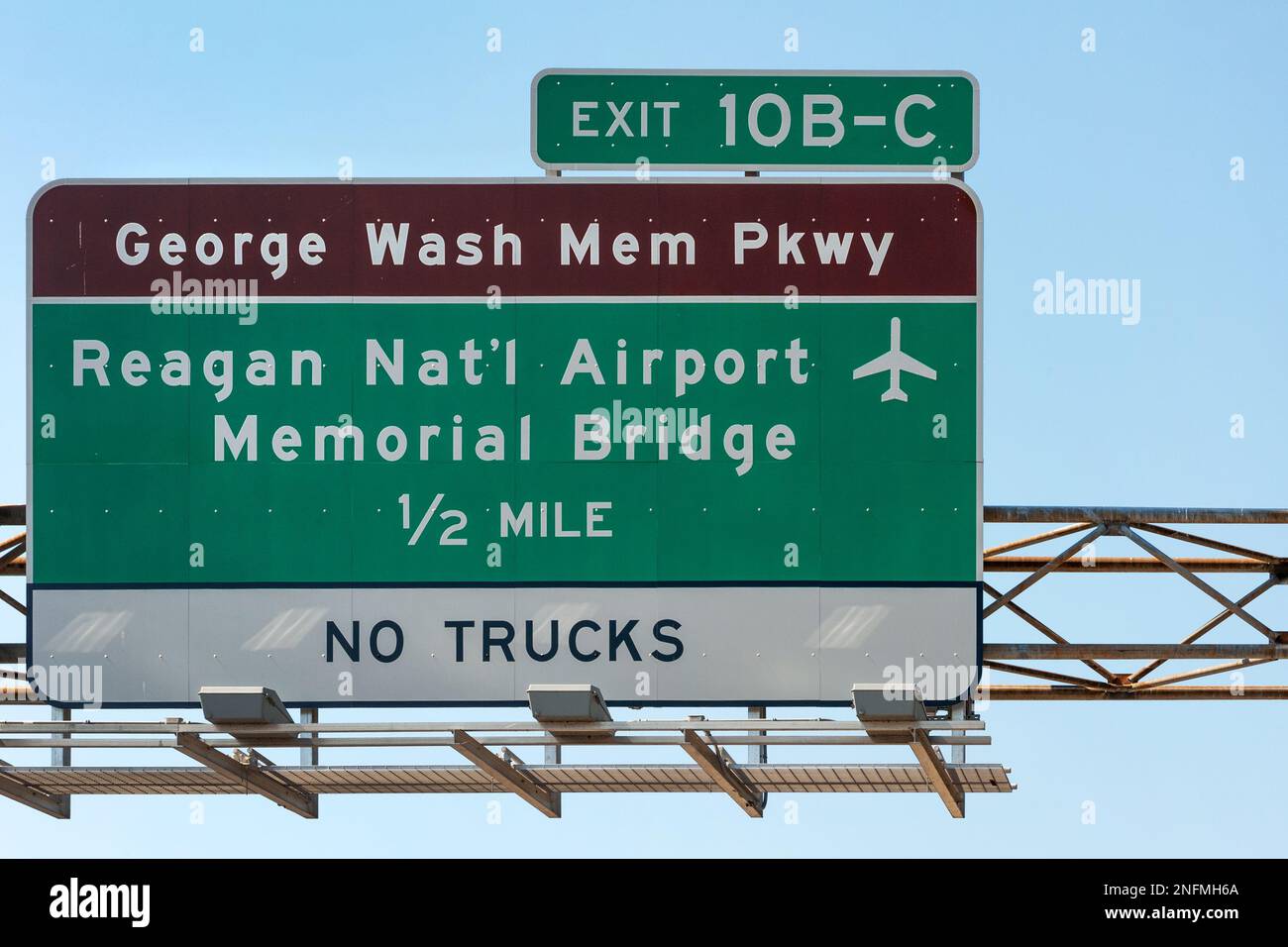 Señal de dirección al aeropuerto internacional Reagan en la carretera interestatal 395 (I-395), área de Washington DC, EE.UU Foto de stock