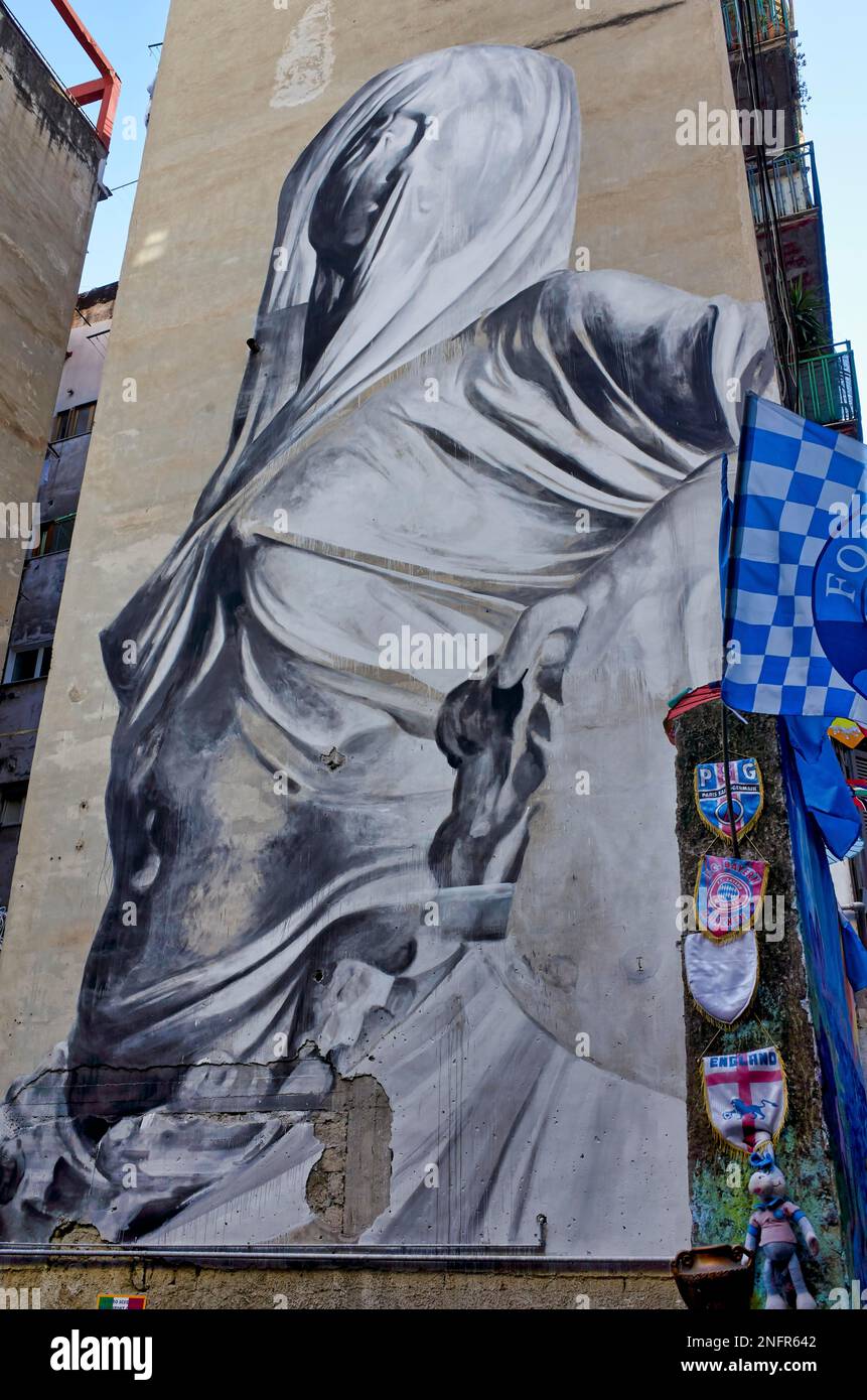 Napoles Italia. El famoso artista argentino Francisco Bosoletti ha realizado en el barrio español de Nápoles un enorme murales dedicados a t Foto de stock