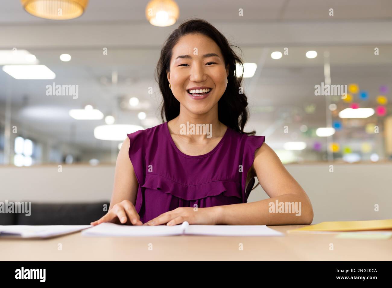Imagen de mujer asiática que tiene llamada de vídeo en la computadora portátil en la oficina Foto de stock