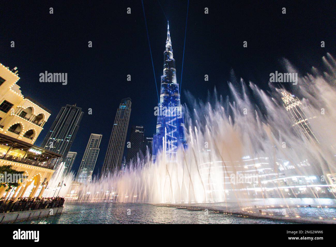 Espectáculo de luces y fuentes en el Burj Khalifa, Dubai, Emiratos Árabes Unidos Foto de stock