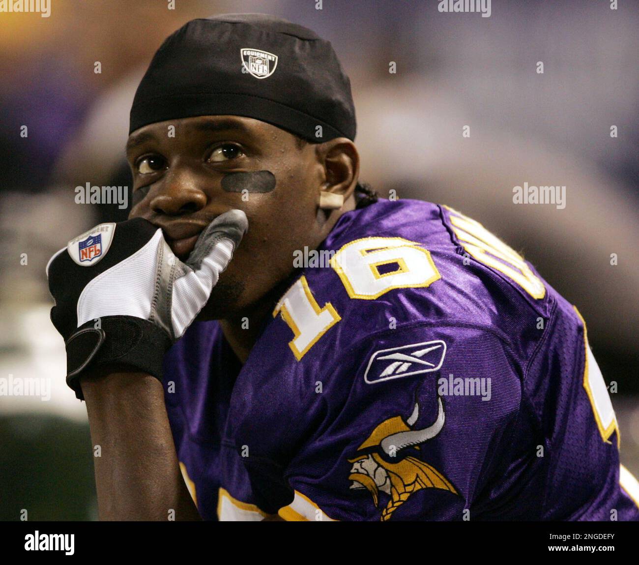 Minnesota Vikings wide receiver Kelly Campbell looks up at the