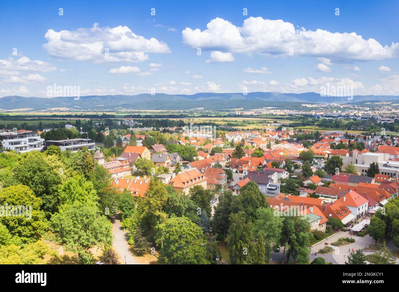 Vista sobre la ciudad y el paisaje de montaña circundante de Bojnice, Eslovaquia Foto de stock