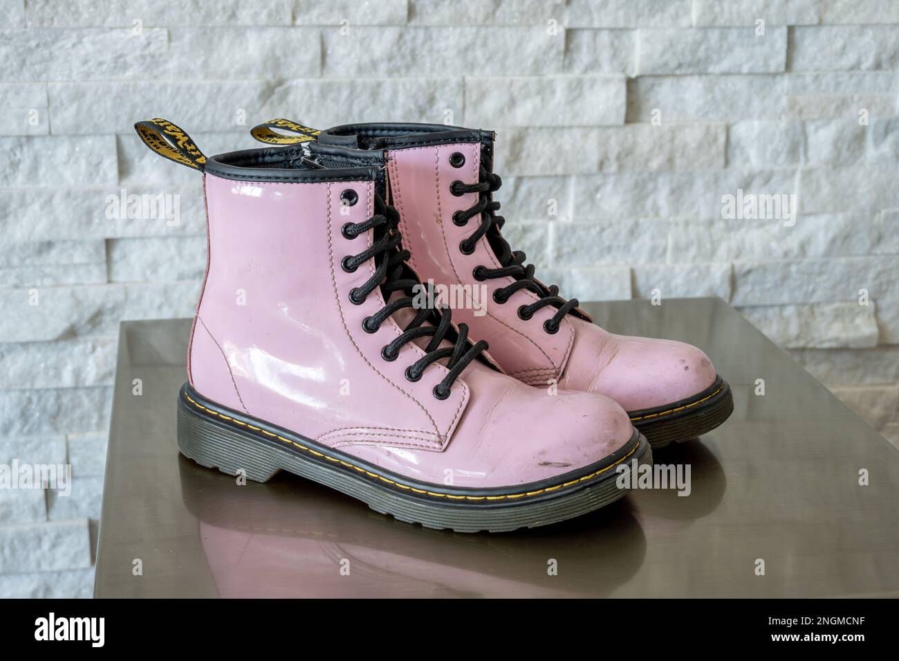 Calgary, Alberta - 29 de enero de 2023: Botas para niños Dr. Martens de charol  rosa Fotografía de stock - Alamy