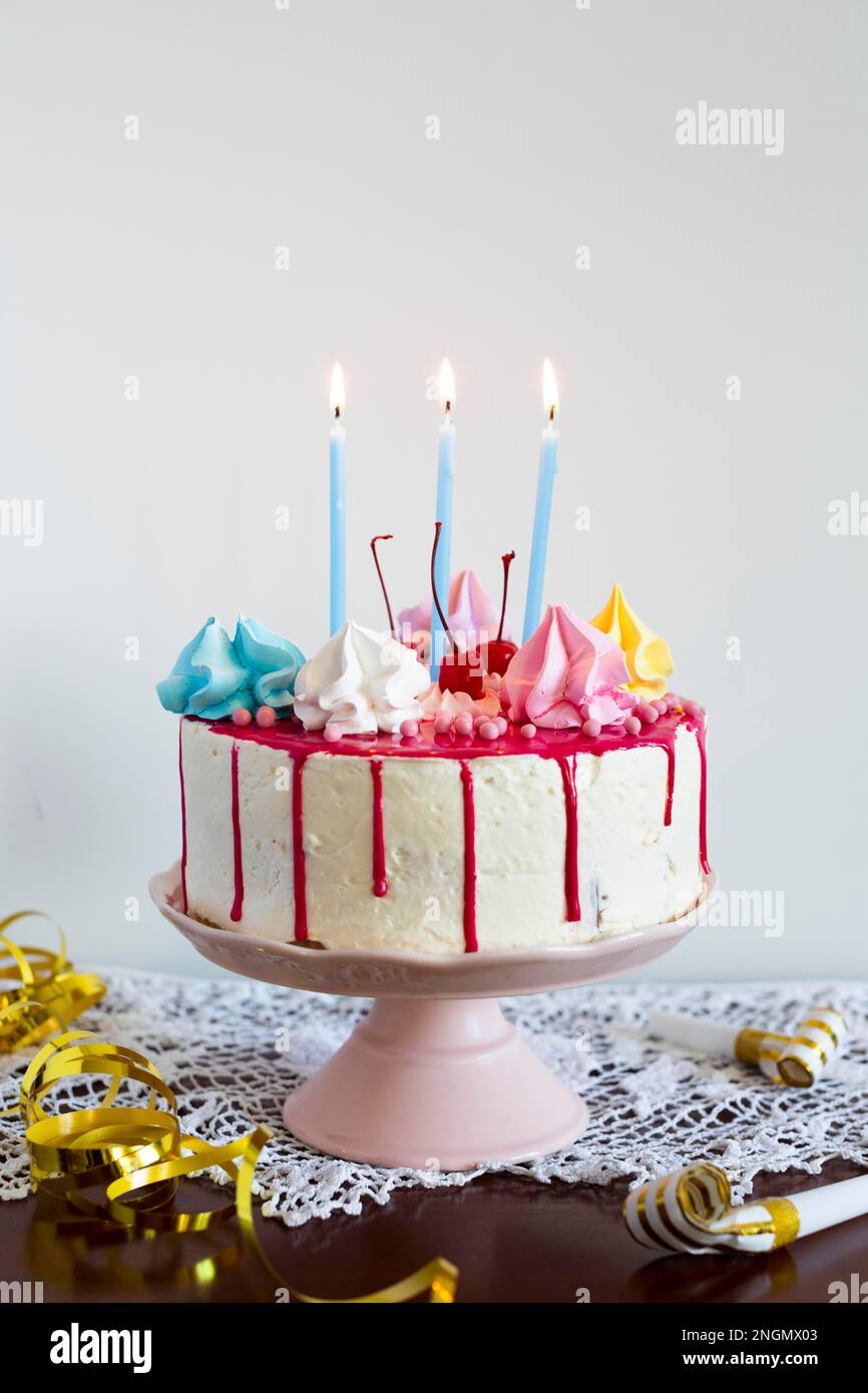 pastel de cumpleaños con velas encendidas. Foto de alta resolución  Fotografía de stock - Alamy