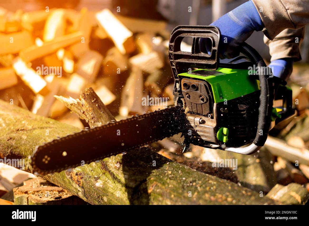 Motosierra gasolina fotografías e imágenes de alta resolución - Alamy