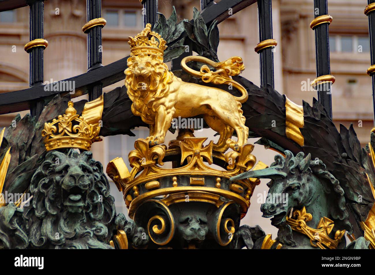 Hermosa insignia real de la familia real británica en las puertas del Palacio de Buckingham, una residencia real de Londres y la sede administrativa Foto de stock