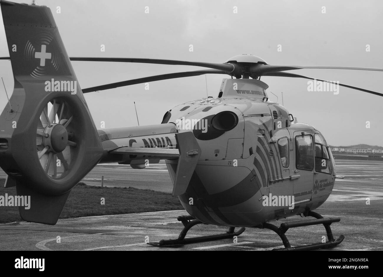 Un helicóptero en la pista en el aeropuerto de Blackpool, Blackpool, Lancashire, Reino Unido, Europa Foto de stock