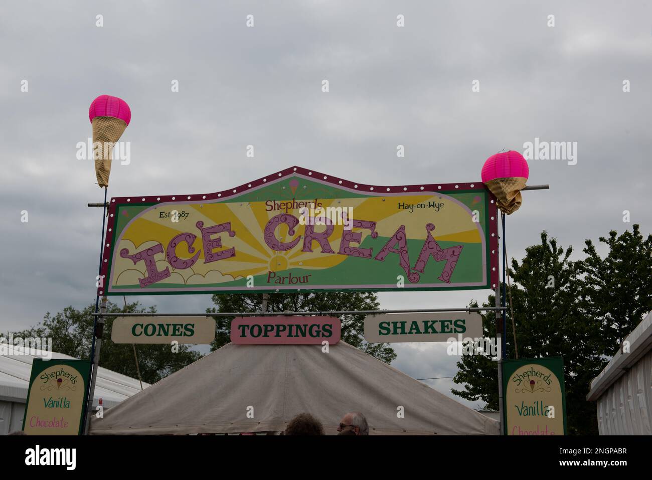 Tienda de helados en el festival Hay on Wye Foto de stock