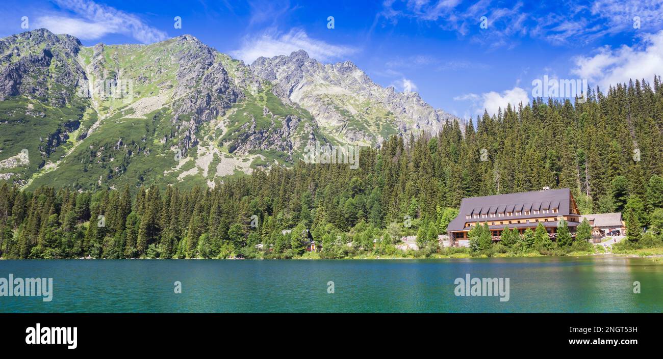 Panorama del lago verde azul Popradske Pleso en las montañas Tatra, Eslovaquia Foto de stock