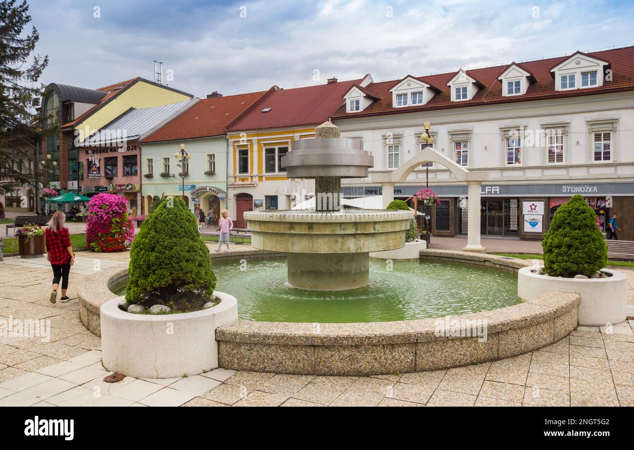 Fuente en la plaza del mercado de la ciudad histórica Poprad, Eslovaquia Foto de stock