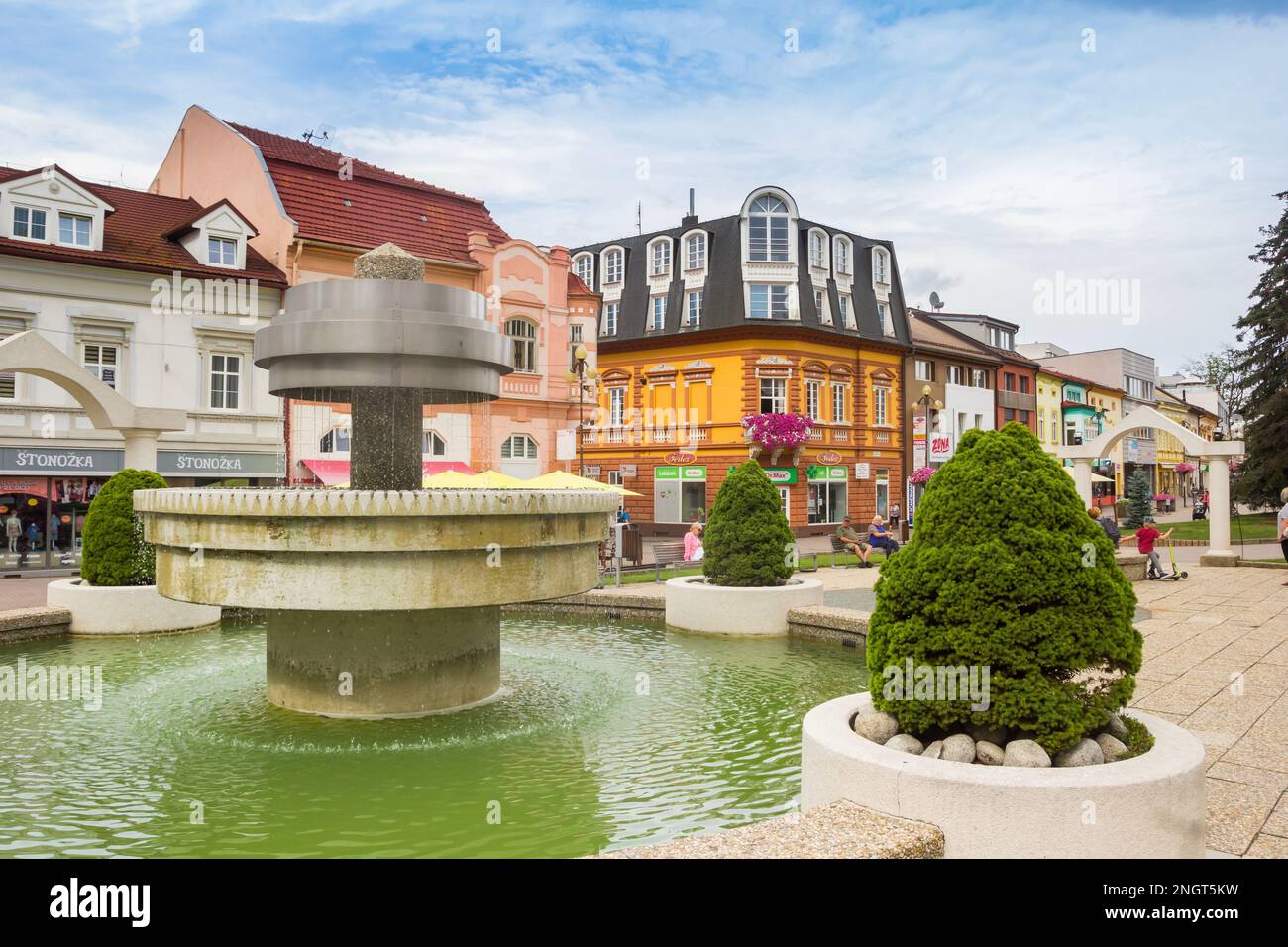 Fuente en la plaza del mercado de la ciudad histórica Poprad, Eslovaquia Foto de stock