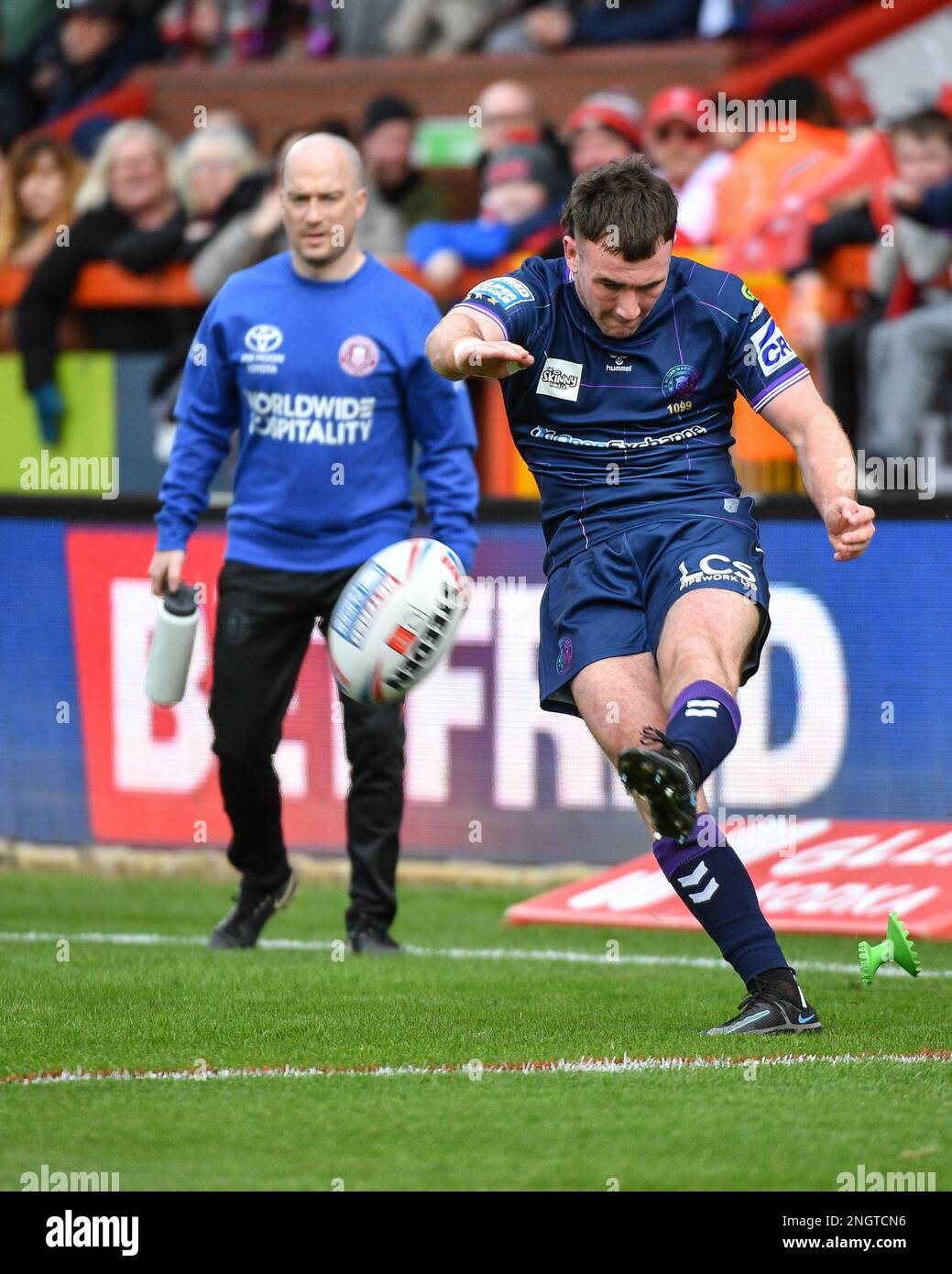 Kingston upon Hull, Inglaterra 18th de febrero de 2023 Harry Smith de Wigan Warriors patea