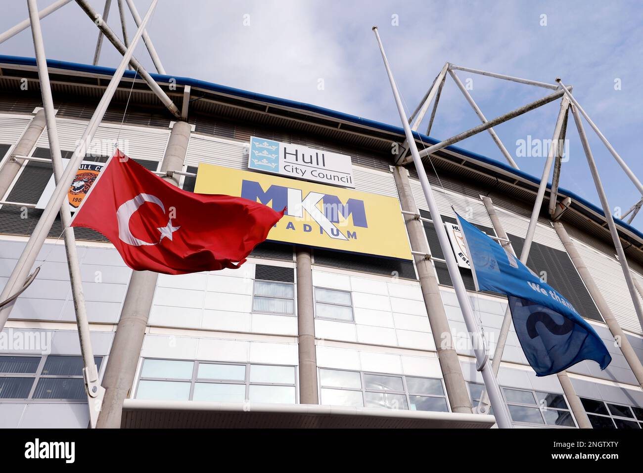 Una bandera turca a medio mástil fuera del estadio MKM, en homenaje a las víctimas del reciente terremoto, antes del partido de la Superliga Betfred entre el Hull FC y los Tigres de Castleford. Fecha de la fotografía: Domingo 19 de febrero de 2023. Foto de stock