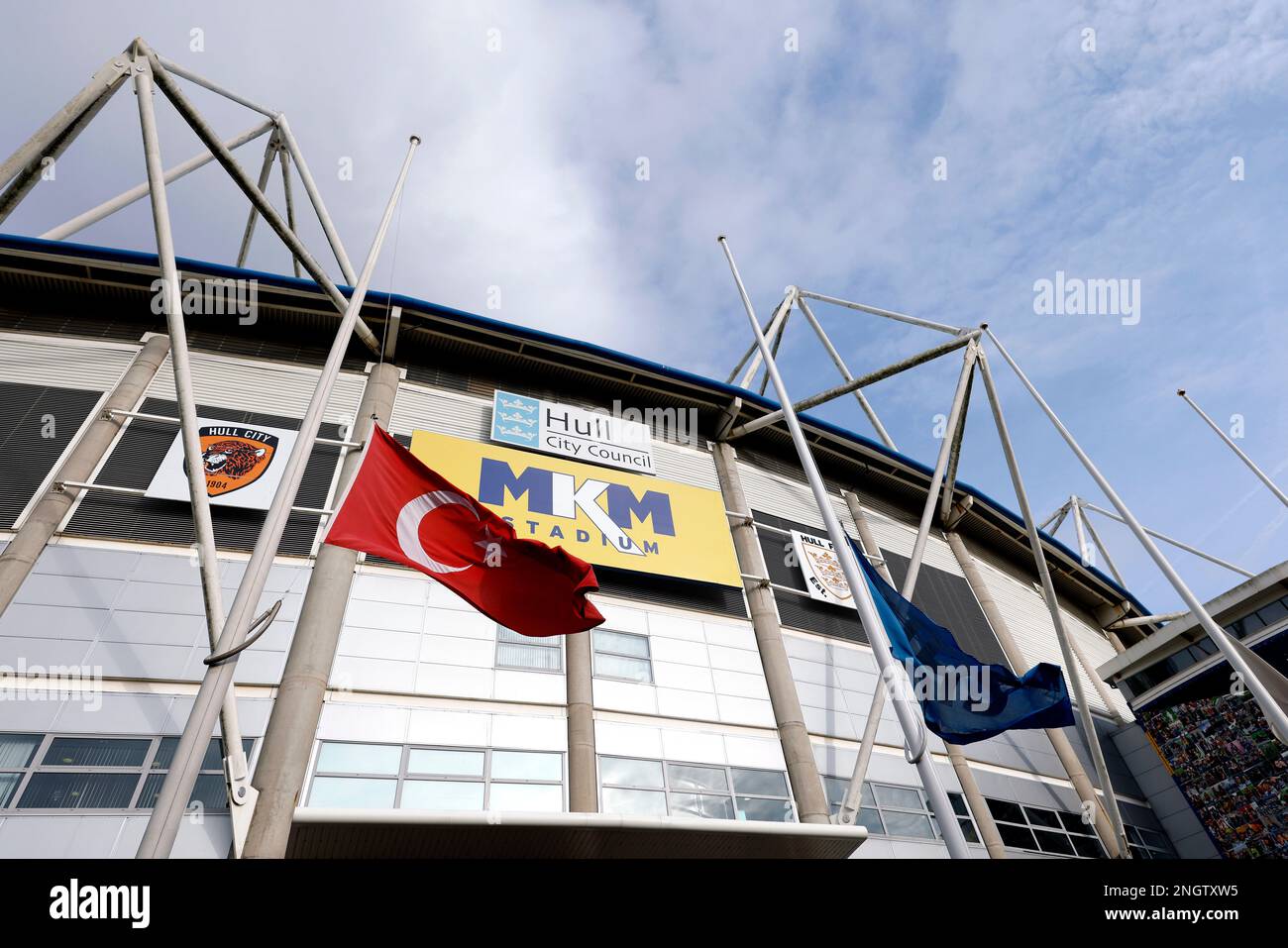 Una bandera turca a medio mástil fuera del estadio MKM, en homenaje a las víctimas del reciente terremoto, antes del partido de la Superliga Betfred entre el Hull FC y los Tigres de Castleford. Fecha de la fotografía: Domingo 19 de febrero de 2023. Foto de stock