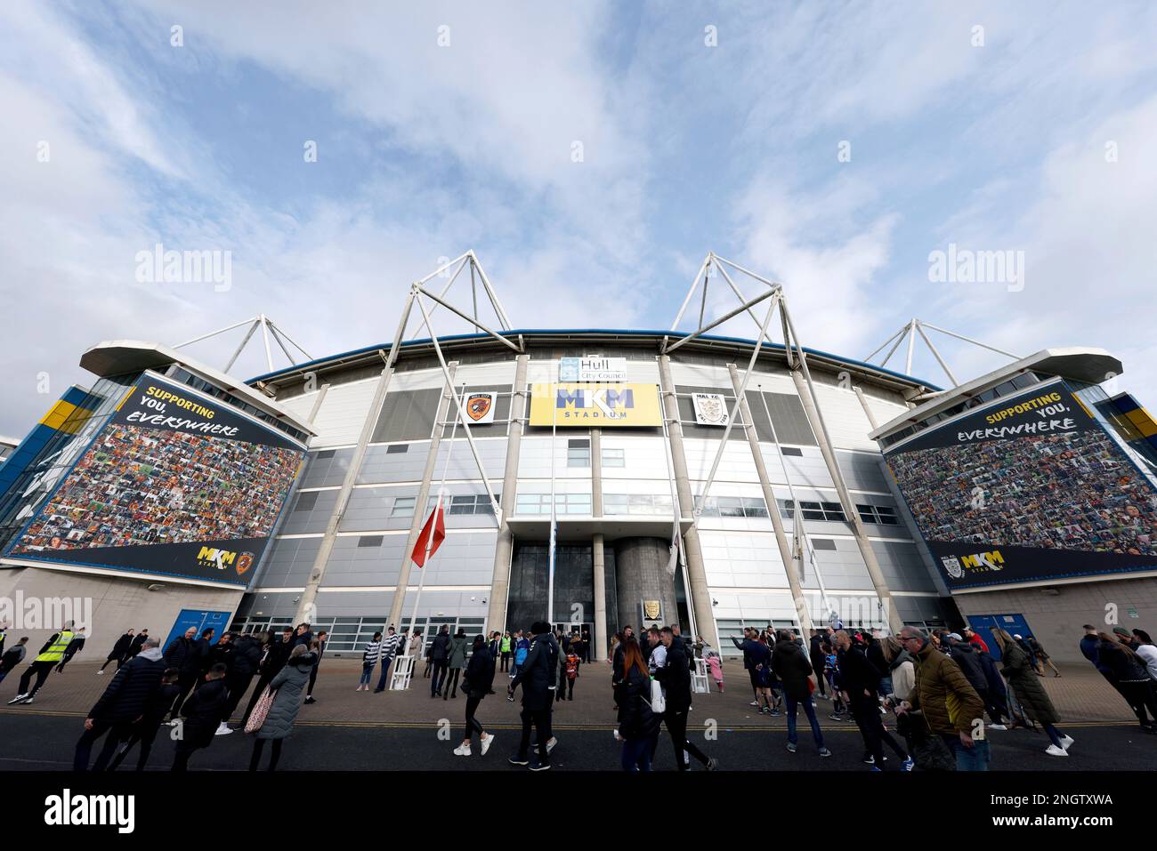 Una bandera turca a medio mástil fuera del estadio MKM, en homenaje a las víctimas del reciente terremoto, antes del partido de la Superliga Betfred entre el Hull FC y los Tigres de Castleford. Fecha de la fotografía: Domingo 19 de febrero de 2023. Foto de stock