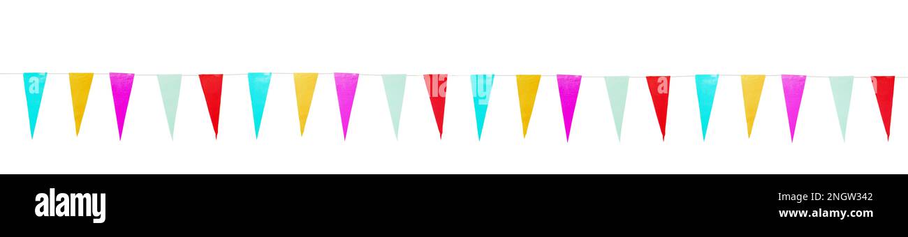 Fiesta de carnaval, guirnalda, bandera de triángulo colorido que cuelga en la cadena sobre fondo blanco. Decoración festiva, tarjeta de invitación, evento de la celebración. Banner. Foto de stock