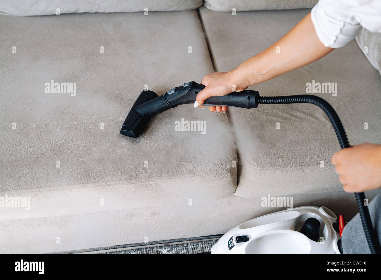 Limpieza de manos Un sofá con limpiador de vapor, concepto de limpieza de  casa Fotografía de stock - Alamy