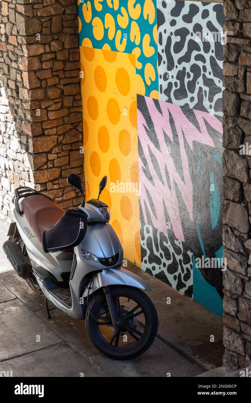 BRISTOL, Reino Unido - 14 DE MAYO : pequeña motocicleta estacionada en un  callejón con paredes decoradas en Bristol el 14 de mayo, 2019 Fotografía de  stock - Alamy