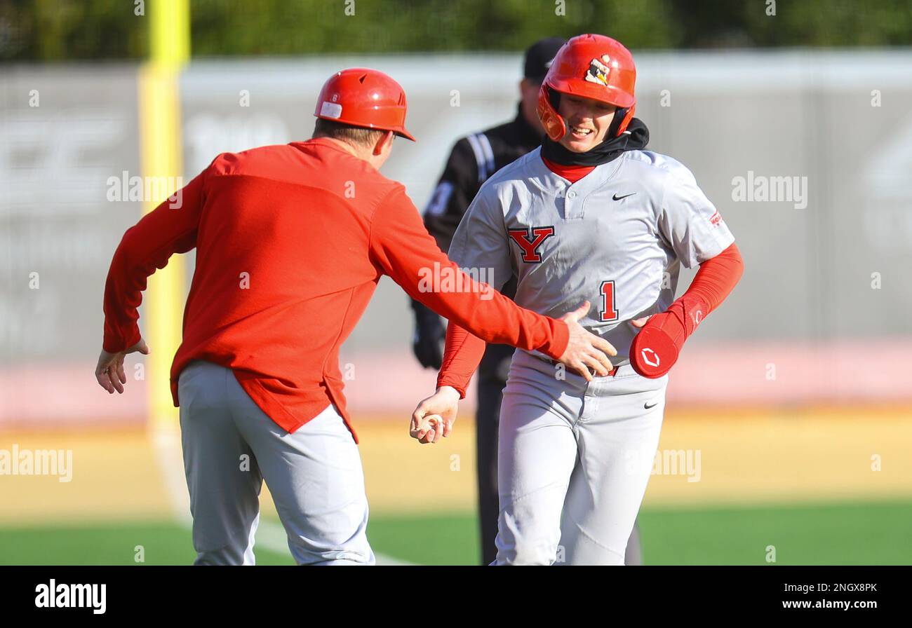 19 de febrero de 2023: Trey Law (1) es felicitado después de batear el  jonrón de Dan Bertolini, el entrenador de béisbol masculino. Wake Forest  ganó 18-3. Juego de béisbol de la