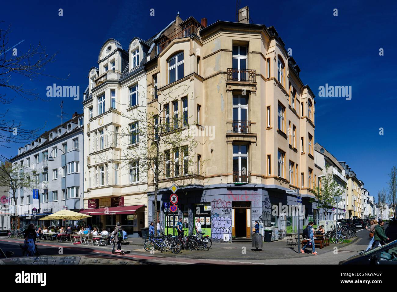 Colonia, Alemania Abril 19 2022: Vida urbana en primavera en venloerstr en colonia ehrenfeld Foto de stock