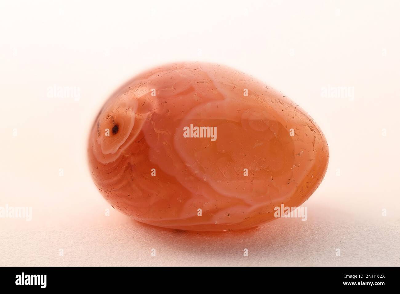 La cornalina o cornalina es una variedad naranja-roja de cuarzo criptocristalino, comúnmente utilizado como una piedra preciosa semi-preciosa Foto de stock