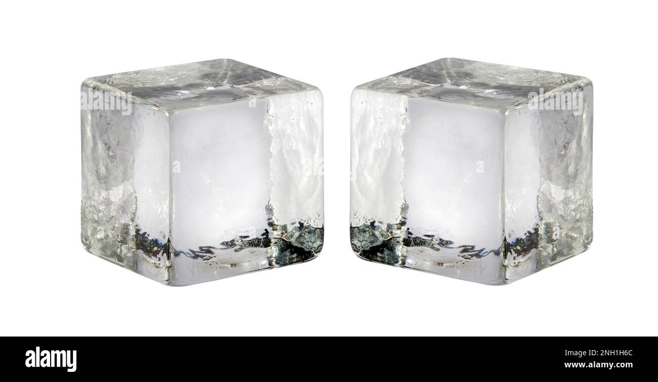 Cubitos de hielo transparentes fríos cristalinos hechos de agua congelada colocada sobre fondo blanco Foto de stock