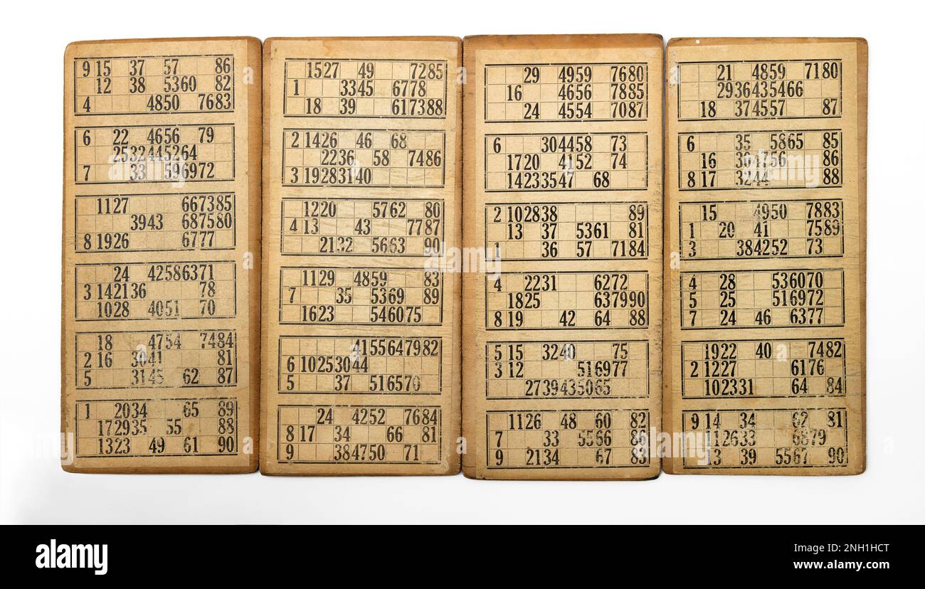 Manojo de tarjetas de bingo retro desgastado con números y azulejos vacíos aislados sobre fondo gris Foto de stock