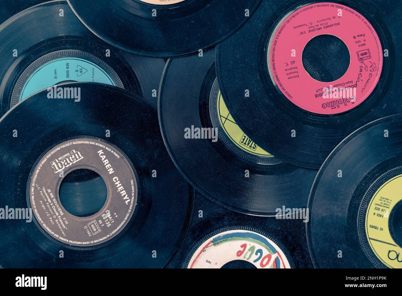 Colección de viejos discos de vinilo de colores, fondo de música vintage Foto de stock