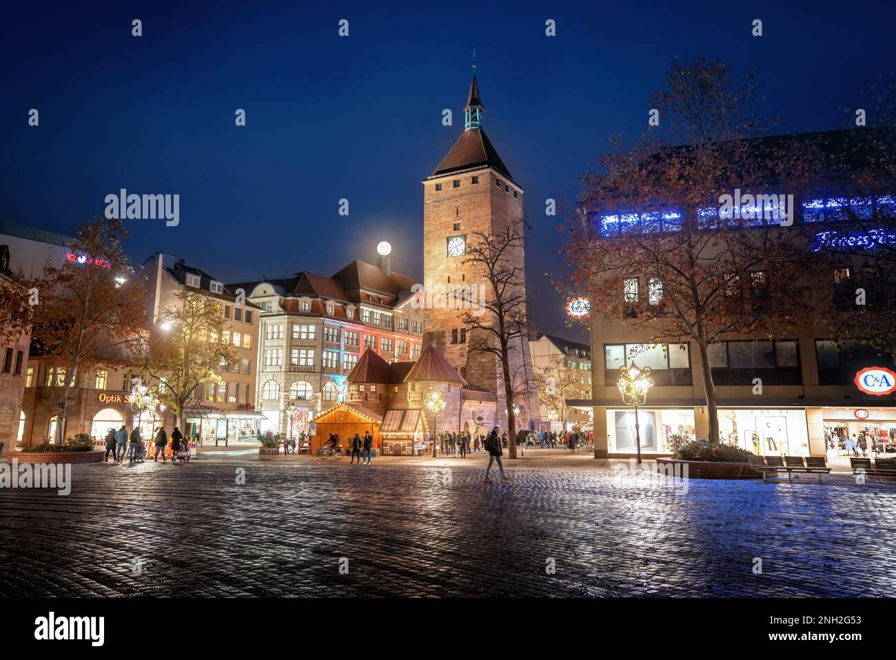 Weisse Turm (Torre Blanca) en la noche - Nuremberg, Baviera, Alemania Foto de stock