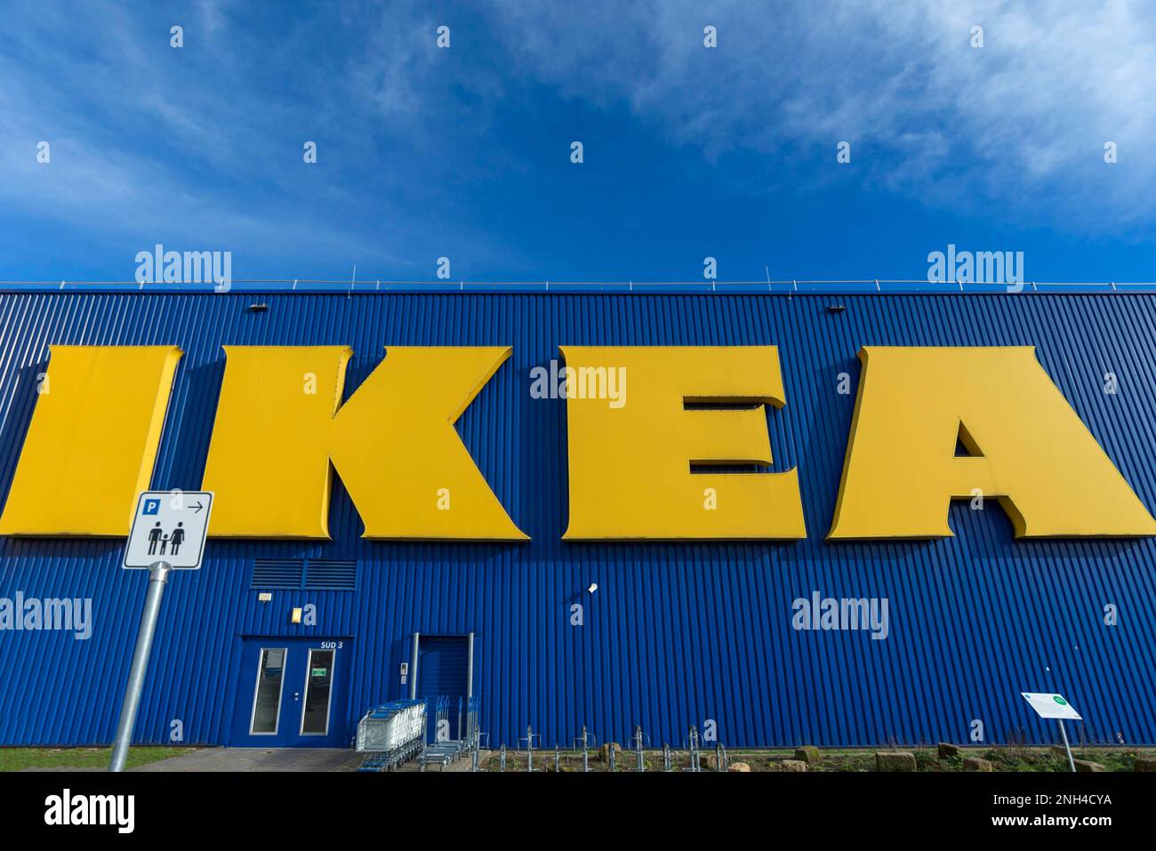 Letrero IKEA en una pared exterior de los grandes almacenes, Baviera, Alemania Foto de stock