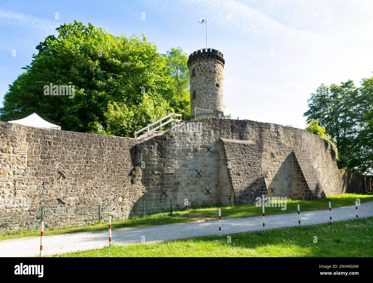Wierturm, torre de observación en el Hoehenburg Tecklenburg y resto de la muralla del castillo, Festival de Mecklenburg, Tecklenburg, Muensterland, Norte Foto de stock