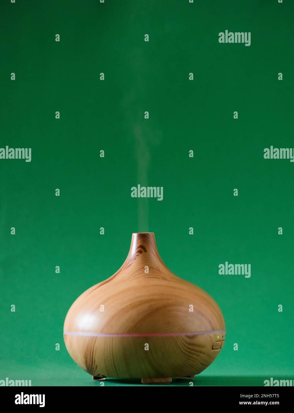 ambientador electrónico de aceites y esencias de madera fresca en tonos  verdes en el salón Fotografía de stock - Alamy