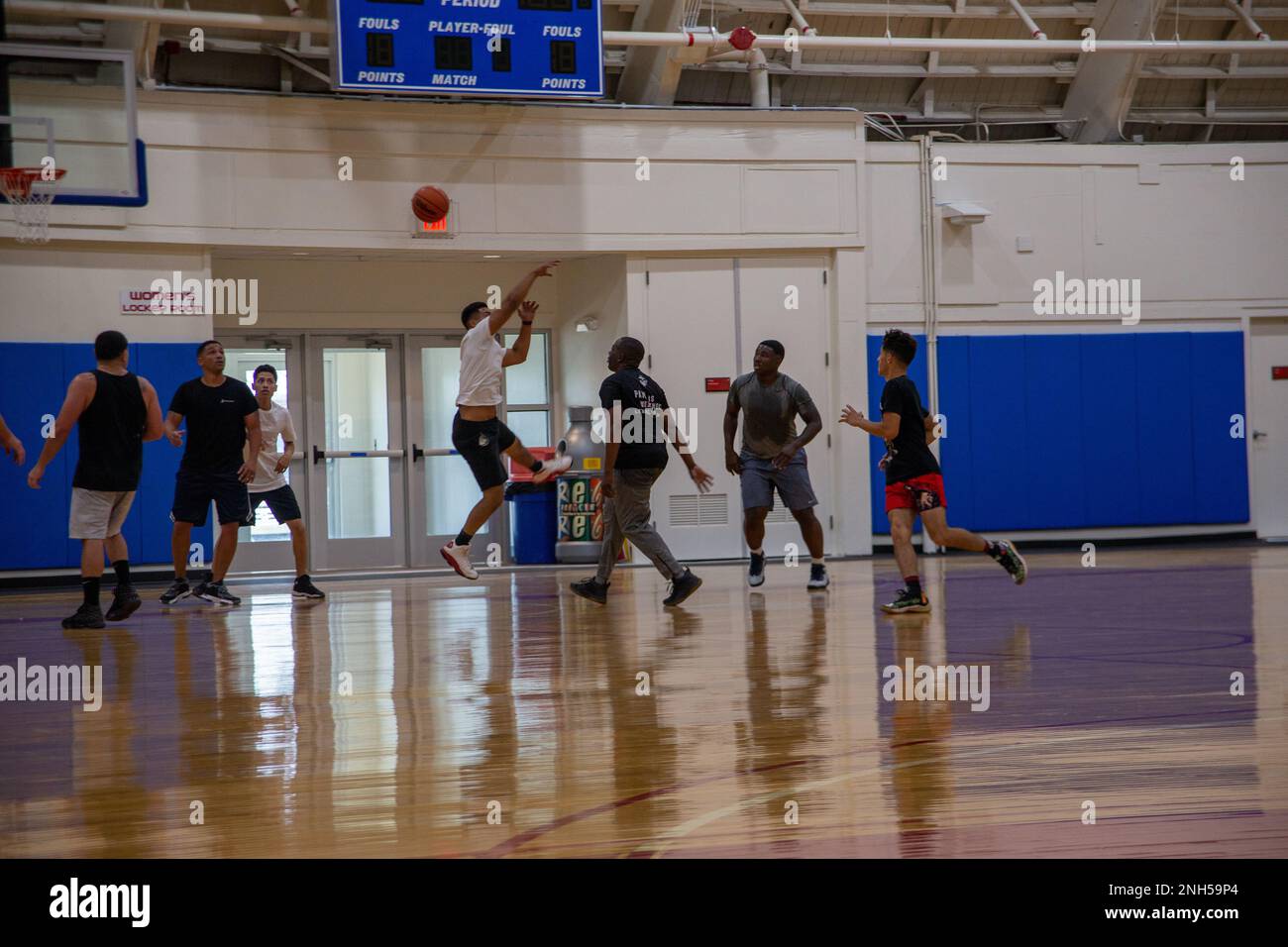  Los infantes de marina juegan al baloncesto en el Marine Dome, en la  estación aérea Cherry Point, Carolina del Norte, el día de su reapertura,  21 de junio de 2022. El