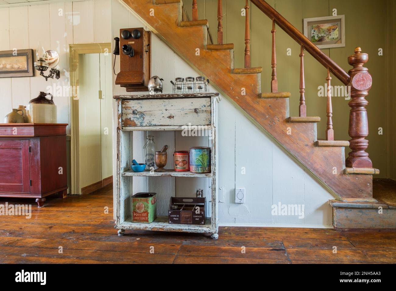 Piso con escalera abierta, mesa de comedor y cocina Fotografía de stock -  Alamy