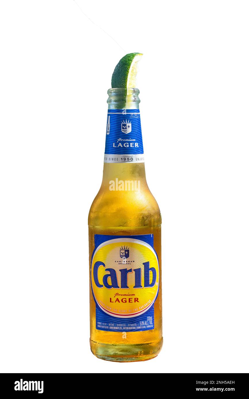Botella de cerveza fría Carib premium lager en bar de playa, Orient Bay (Baie Orientale), St Martin (Saint-Martin), Antillas Menores, Caribe Foto de stock