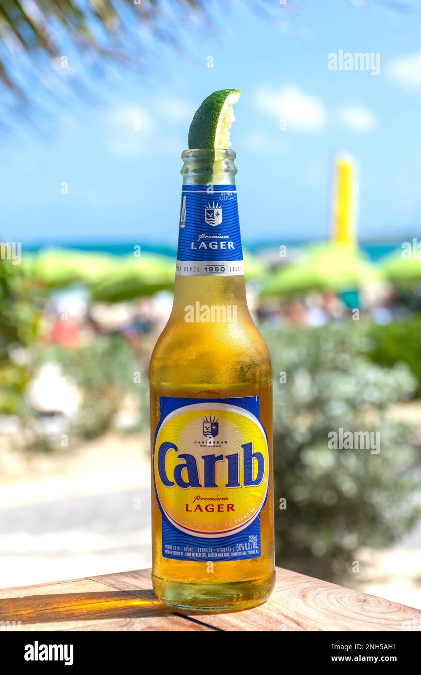 Botella de cerveza fría Carib premium lager en bar de playa, Orient Bay (Baie Orientale), St Martin (Saint-Martin), Antillas Menores, Caribe Foto de stock