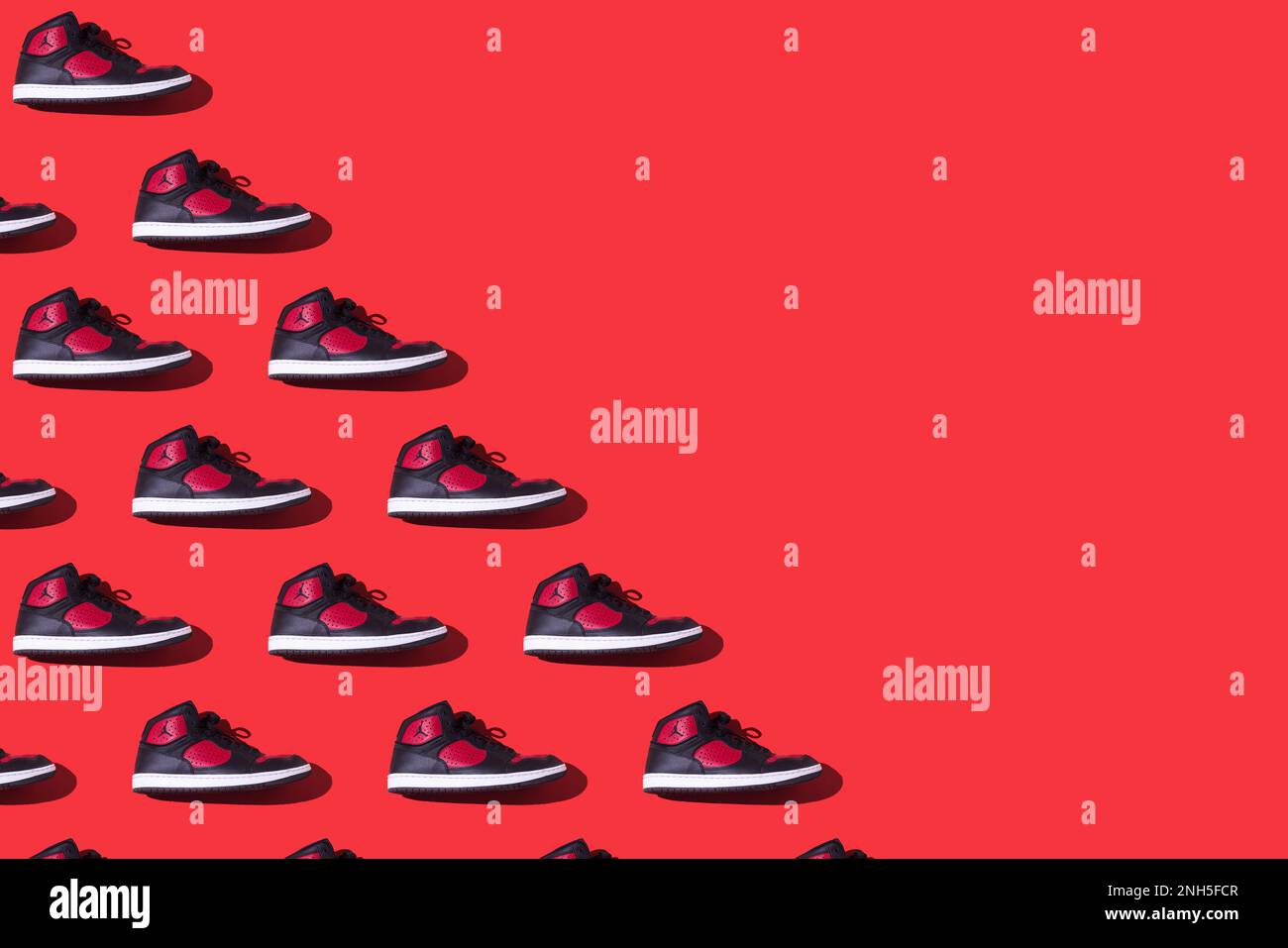 Patrón de zapatillas NIKE Jordan Access en negro y rojo, sobre un fondo  rojo. Concepto de sneaker, baloncesto, retro, michael jordan, moda,  colección Fotografía de stock - Alamy