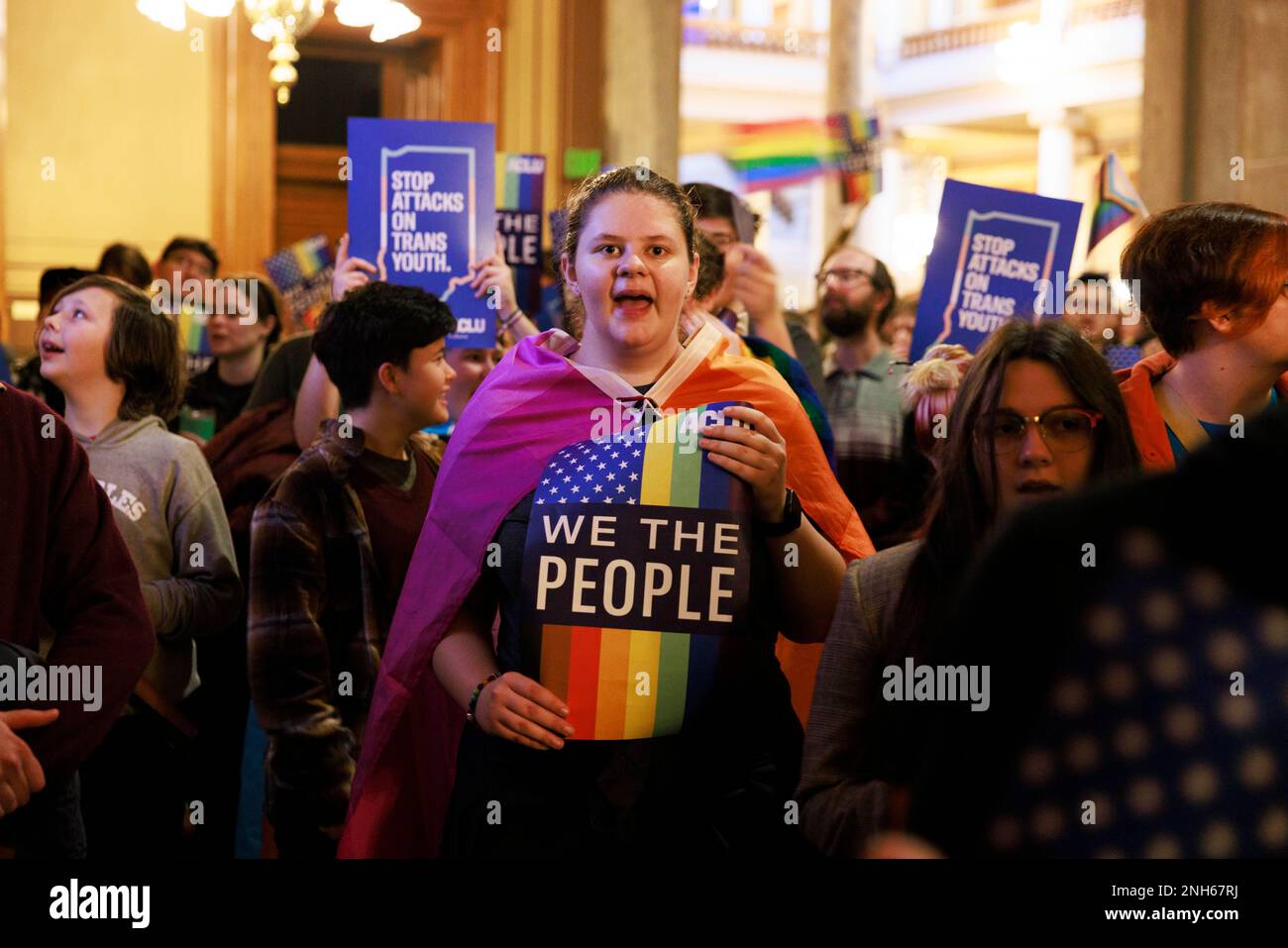 Jessica Parrish protesta frente a la Cámara de Representantes de Indiana  durante la audiencia del comité de educación sobre la HB 1608, también  conocida como el proyecto de ley “Don't Say Gay”,