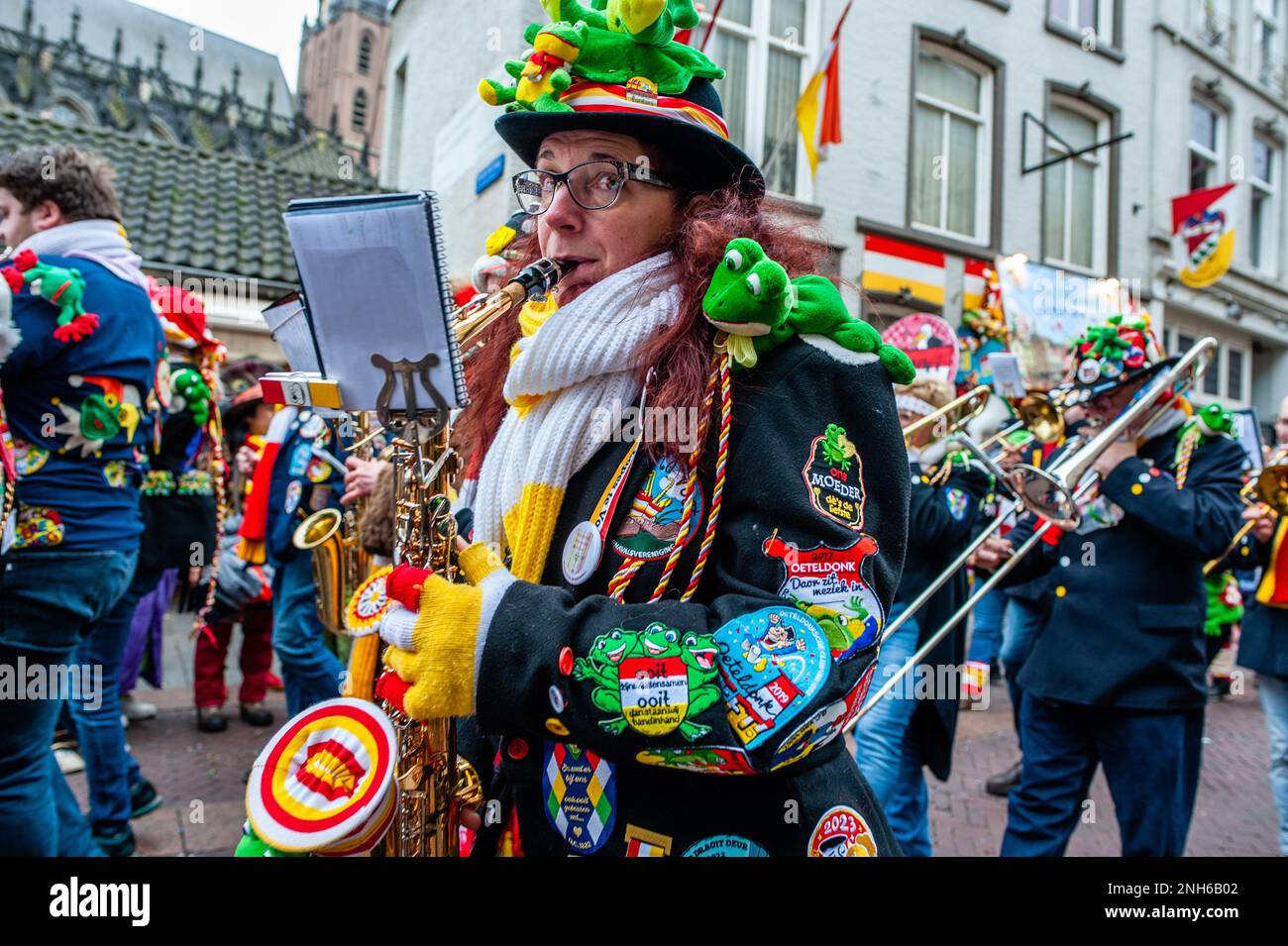 Den Bosch, Países Bajos. 20th de febrero de 2023. Las personas que llevan  el traje tradicional oficial de Oeteldonk, la bata azul del granjero llena  de emblemas, manoplas blancas y una bufanda
