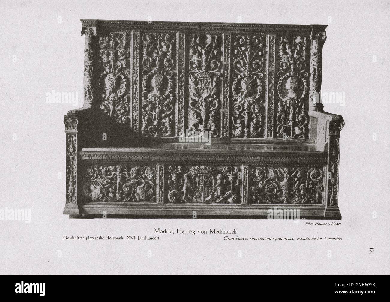 Arte de la España Vieja. Duque de Medinaceli, Madrid. Banco de madera plateresca tallada. Siglo XVI. Foto de stock