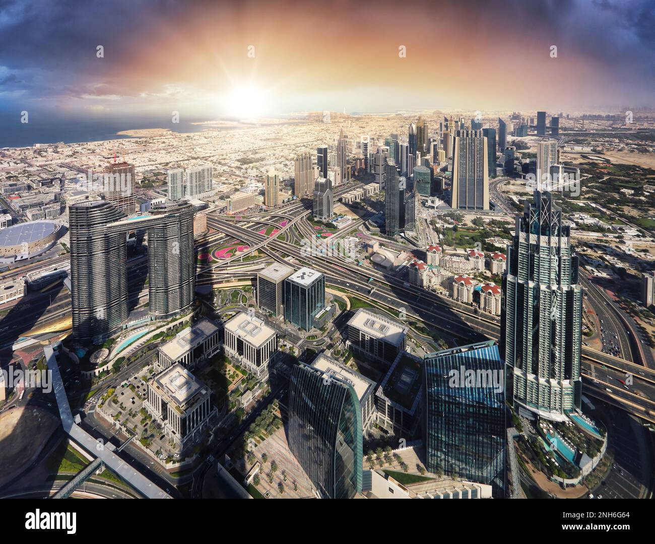 Centro de la ciudad de Dubai al atardecer - increíble horizonte de la ciudad con rascacielos de lujo al amanecer, Emiratos Árabes Unidos Foto de stock
